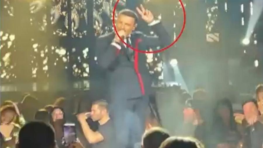 Το τρολάρισμα του Βέρτη στον Μπο: Πήγε μπουζούκια για να ηρεμήσει από την απιστία και του έκανε «κερατάκια» επάνω στη πίστα