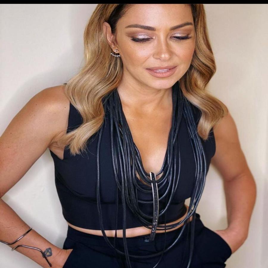 Όλοι κοιτούσαν τους κοιλιακούς της: Η εκρηκτική εμφάνιση της Μελίνας Ασλανίδου στην πίστα με ολόσωμη φόρμα και η αποθέωση