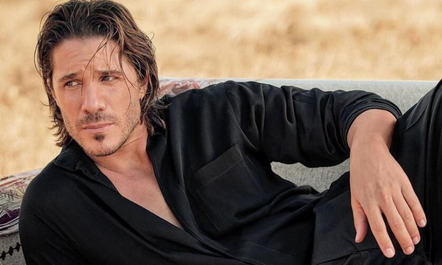 Ο Νίκος Οικονομόπουλος εξομολογείται: «Ζούμε στην εποχή που έχει χαθεί το φλερτ, ο έρωτας και υπάρχει μόνο η σαρκική απόλαυση»