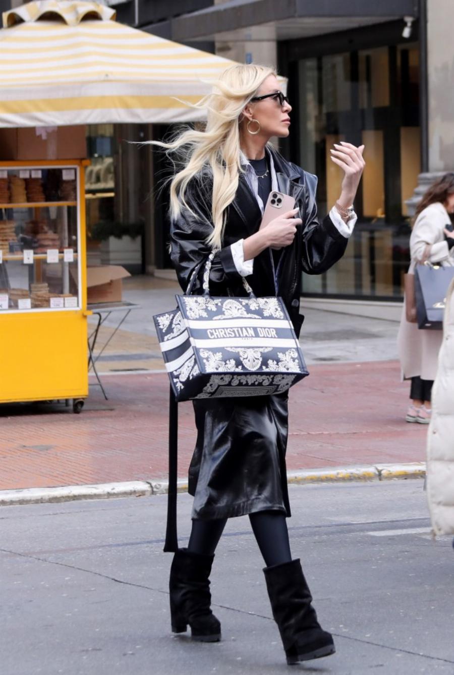 Όλα τα βλέμματα πάνω στη τσάντα της που κάνει όσο ένα αμάξι: Σούσουρο με την εμφάνιση της Κατερίνας Καινούργιου στο Κολωνάκι