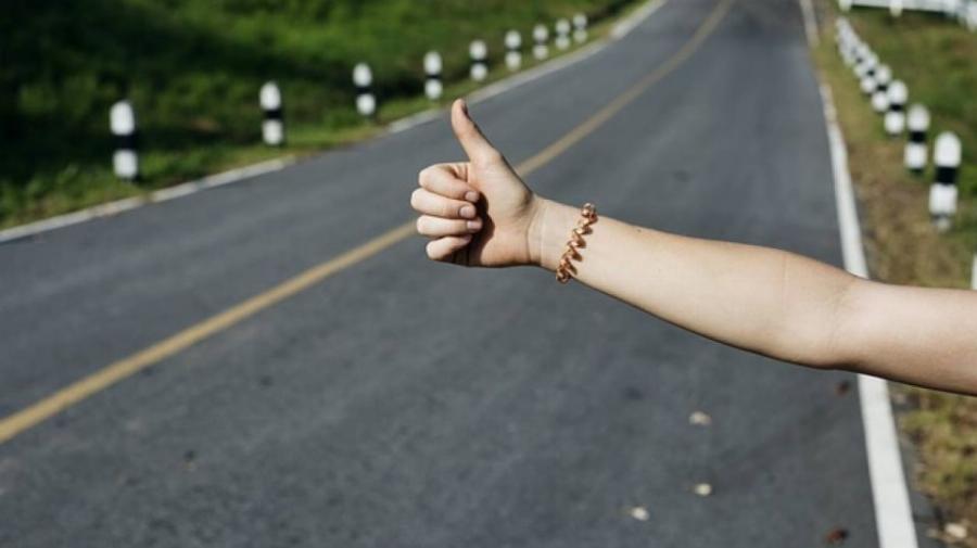 Ιστορία οδηγού: “Βρήκα στην Εθνική, κοπέλα να κάνει ωτοστοπ. Νιώθω περήφανος που τη σεβάστηκα και τη βοήθησα”