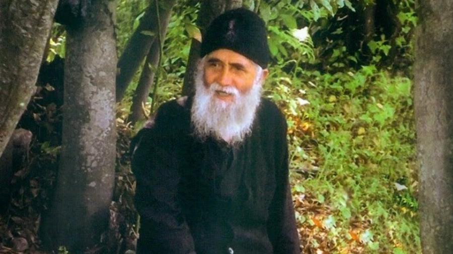 Συγκλονιστικές ιστορίες και προφητικά λόγια: Ποιοι είναι οι διάσημοι Έλληνες που γνώρισαν τον Άγιο Παΐσιο