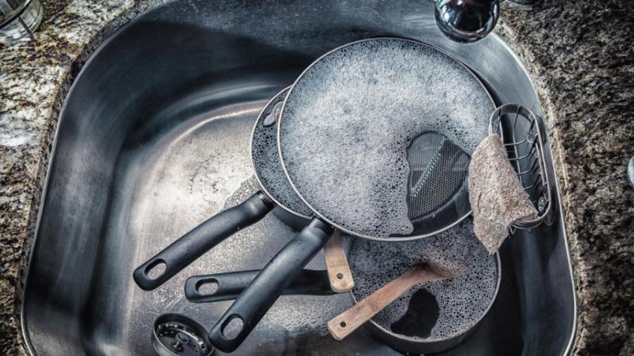 Τέλος τα καμένα λίπη: Με ένα υλικό που έχετε στο ντουλάπι κάντε τις κατσαρόλες και τα τηγάνια να λάμπουν