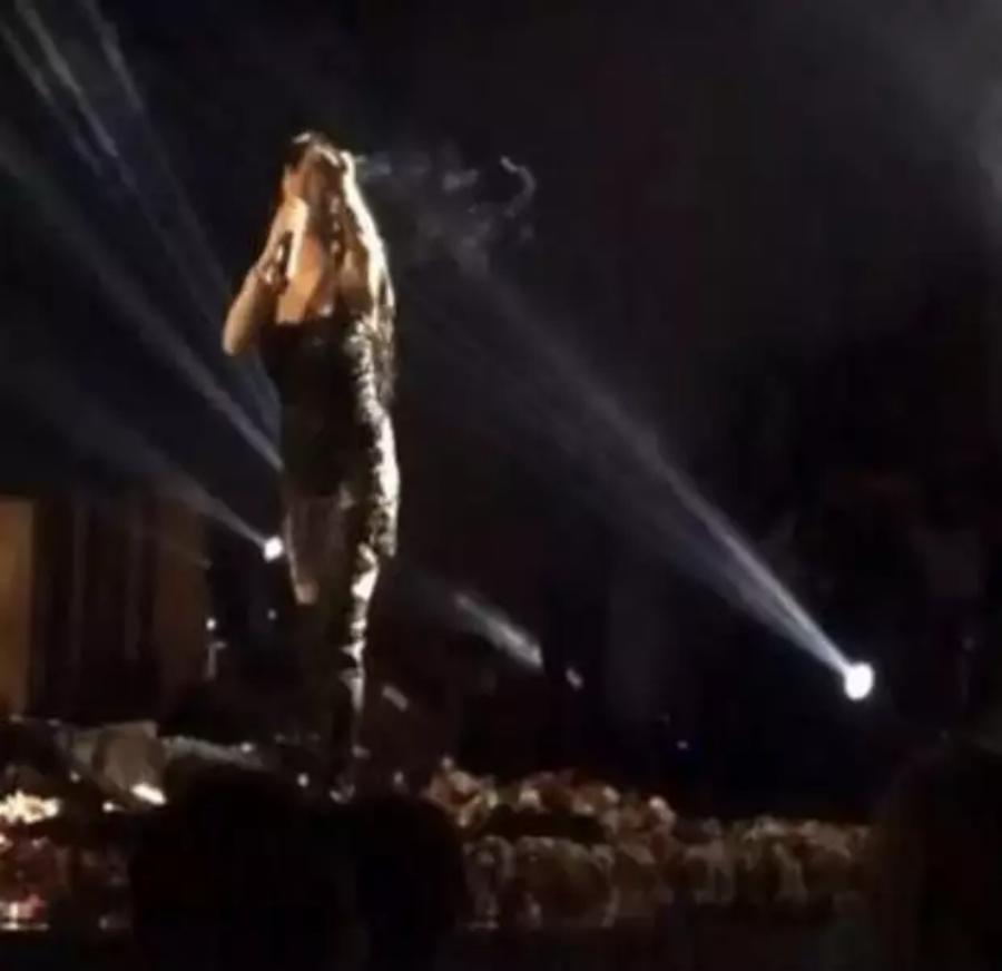 Μετά τον Μπισμπίκη: Σούσουρο με τη Πάολα να τραγουδάει με τσιγάρο πάνω στην πίστα