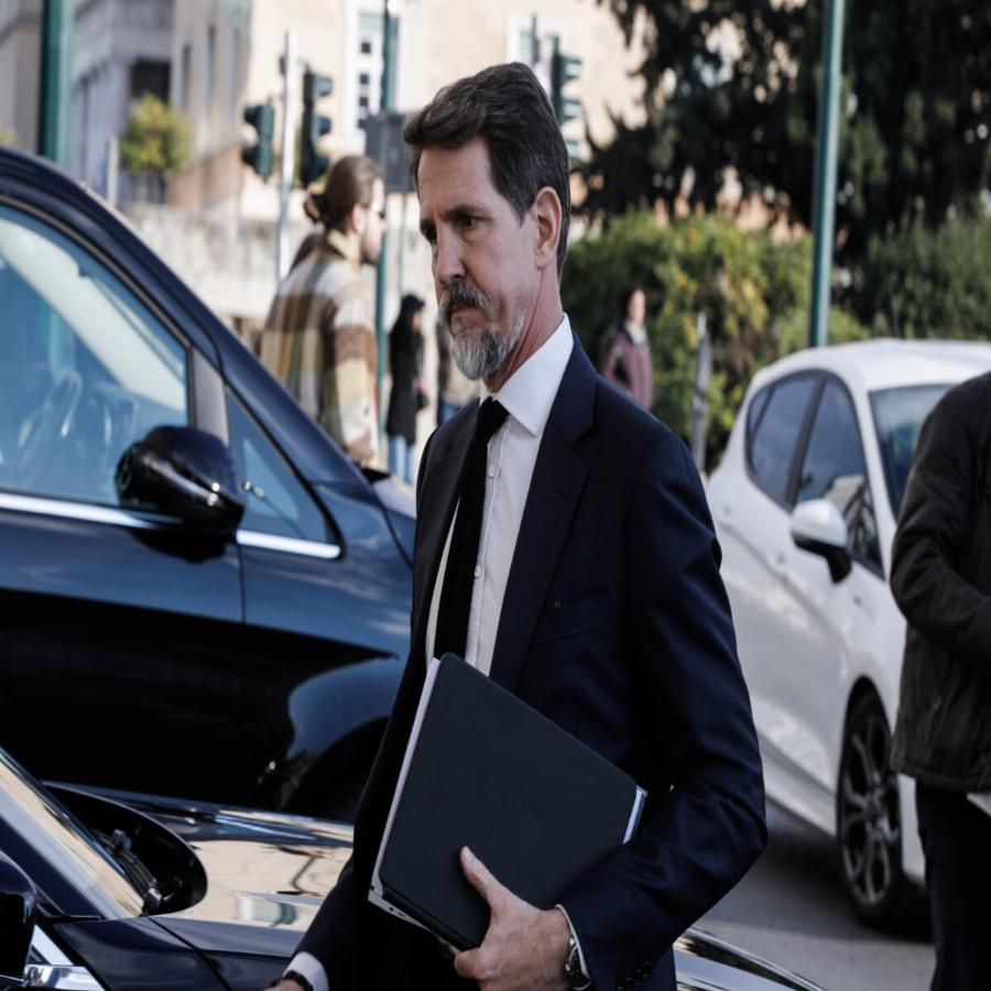 Πρώτη θέση και χωρίς τη Μαρί Σαντάλ: Ο Παύλος ταξίδεψε μόνος πίσω στη Νέα Υόρκη – Με εισιτήριο 5.380 ευρώ και μόνο 18 βαλίτσες