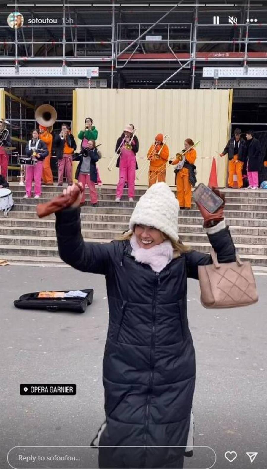 Όλοι την κοιτούσαν στο Παρίσι: Η Σοφία Αλιμπέρτη ποζάρει σαν Γαλλίδα σταρ στην “πόλη του φωτός”