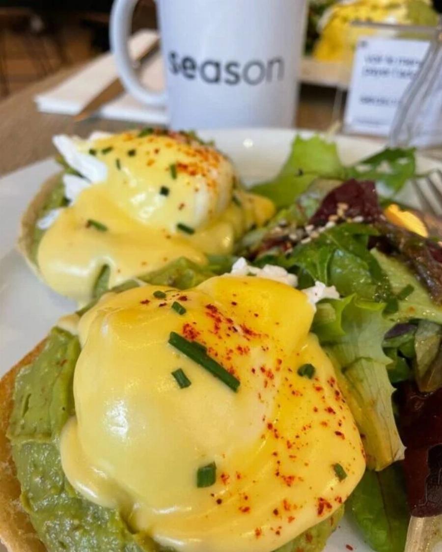 Όλοι την κοιτούσαν στο Παρίσι: Η Σοφία Αλιμπέρτη ποζάρει σαν Γαλλίδα σταρ στην “πόλη του φωτός”