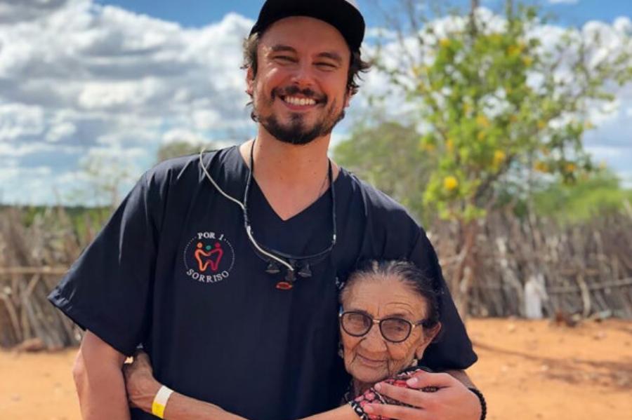 Μεγαλείο ψυχής από οδοντίατρο: Φτιάχνει δωρεάν τα δόντια φτωχών ανθρώπων και τα χαμόγελα τους μοιράζουν ευτυχία