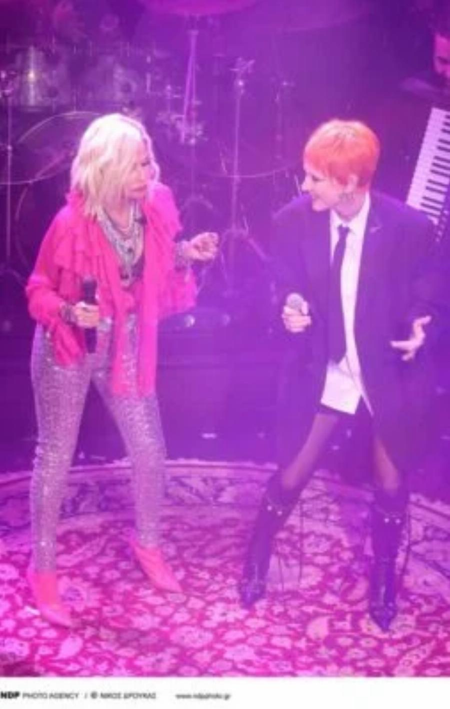 Δεν την αναγνώρισε κανείς: Η ανατρεπτική εμφάνιση της Τάμτα με πορτοκαλί αγορέ μαλλί στη σκηνή, δίπλα στη Άννα Βίσση