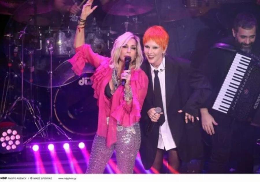 Δεν την αναγνώρισε κανείς: Η ανατρεπτική εμφάνιση της Τάμτα με πορτοκαλί αγορέ μαλλί στη σκηνή, δίπλα στη Άννα Βίσση