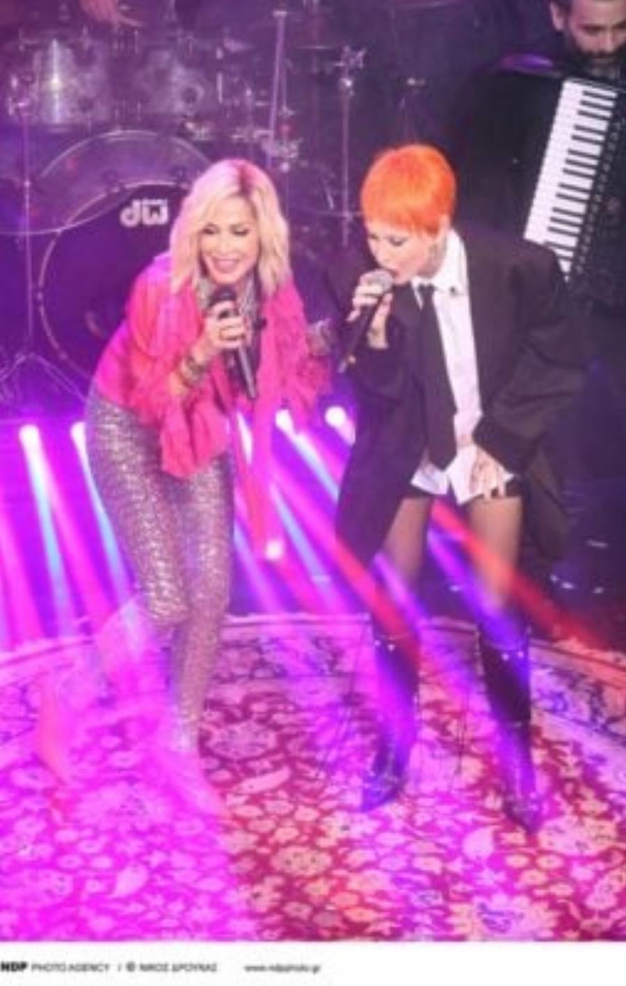 Δεν την αναγνώρισε κανείς: Η ανατρεπτική εμφάνιση της Τάμτα με πορτοκαλί αγορέ μαλλί στη σκηνή, δίπλα στη Άννα Βίσση