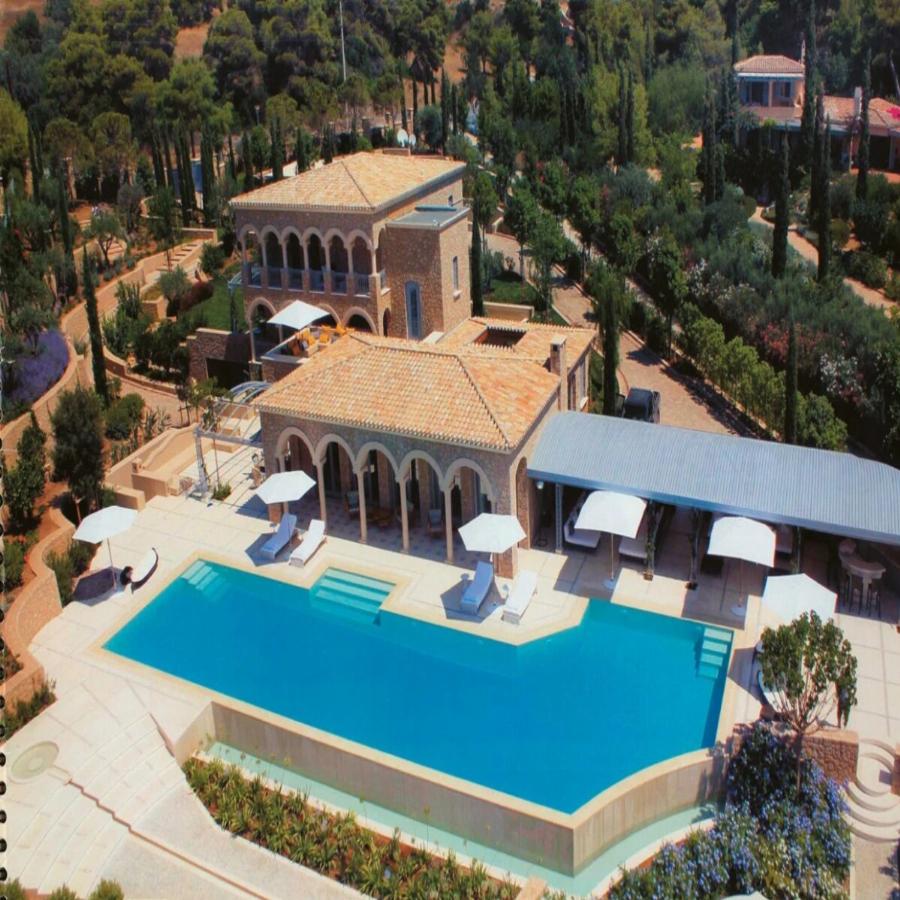 Πριβέ παραλία, 30μετρη πισίνα, οι 12 κρεβατοκάμαρε – Το παλάτι του Τέως βασιλιά Κωνσταντίνου που το αγοράστηκε… μισή τιμή