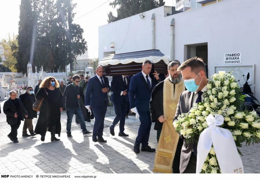 «Έσπασαν» καρδιές στο ύστατο αντίο για τον Ερρίκο Ανδρέου: Ήταν όλοι εκεί εκτός από την αγαπημένη του Νόρα Βαλσάμη