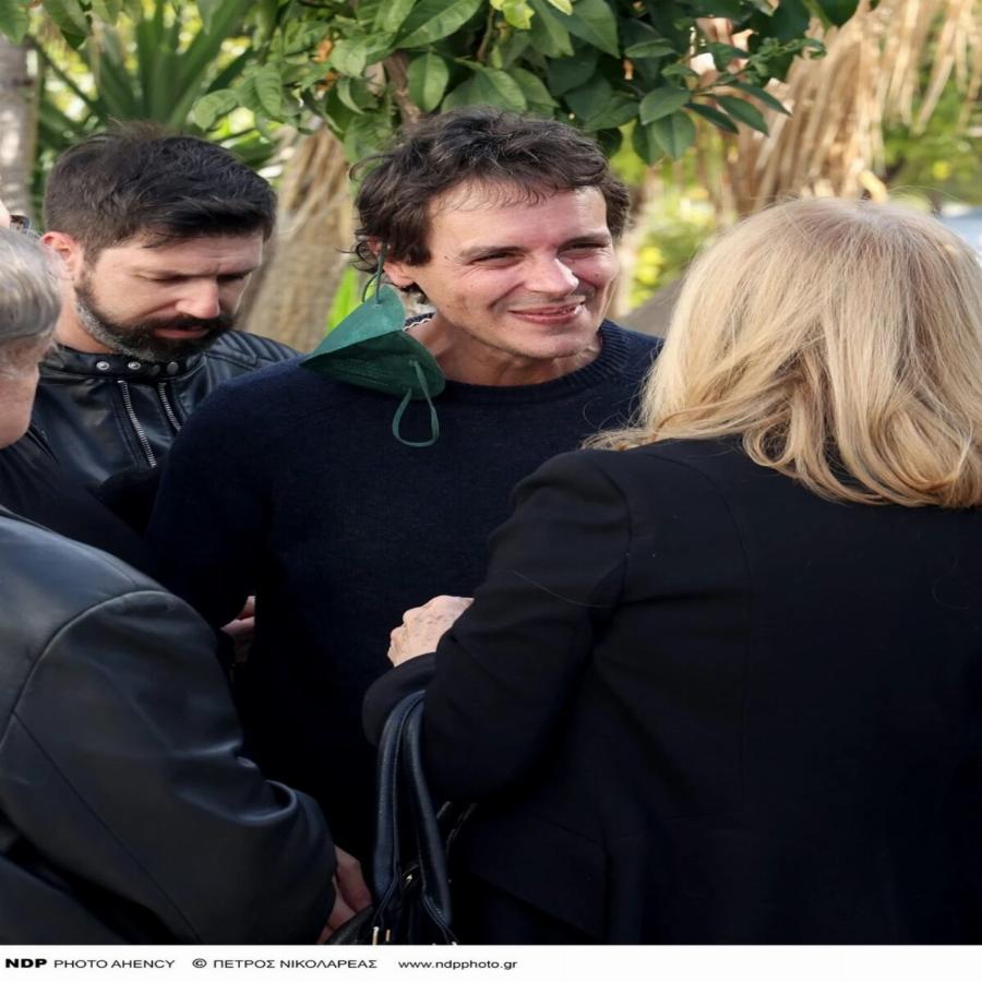 «Έσπασαν» καρδιές στο ύστατο αντίο για τον Ερρίκο Ανδρέου: Ήταν όλοι εκεί εκτός από την αγαπημένη του Νόρα Βαλσάμη