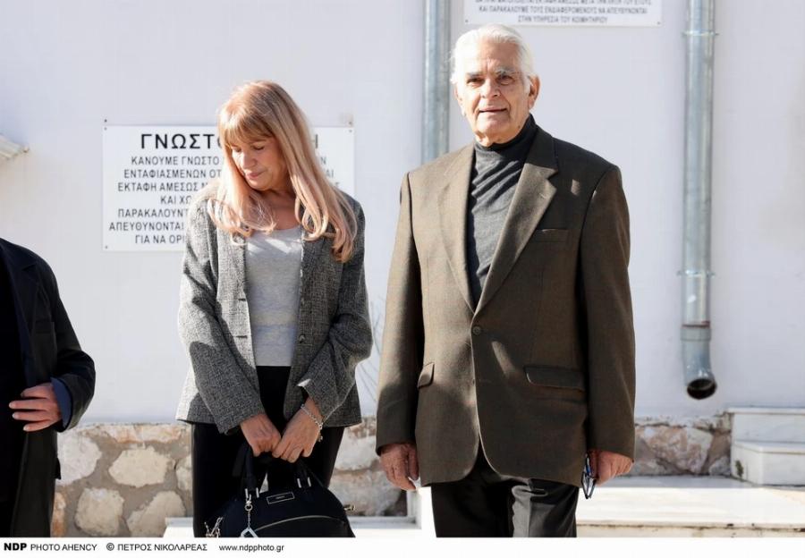 «Έσπασαν» καρδιές στο ύστατο αντίο για τον Ερρίκο Ανδρέου: Ήταν όλοι εκεί εκτός από την αγαπημένη του Νόρα Βαλσάμη