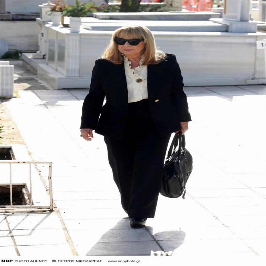 «Έσπασαν» καρδιές στο ύστατο αντίο για τον Ερρίκο Ανδρέου: Ήταν όλοι εκεί εκτός από την αγαπημένη του Νόρα Βαλσάμη