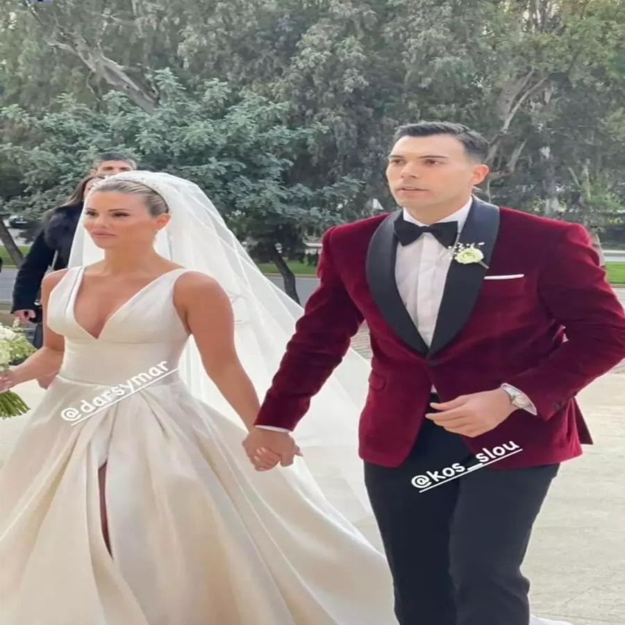 Έπιασε το μικρόφωνο ο Κώστας Σλούκας: Τραγούδησε στον γάμο του «Μήπως είμαι τρελός, μήπως τα έχω χαμένα»