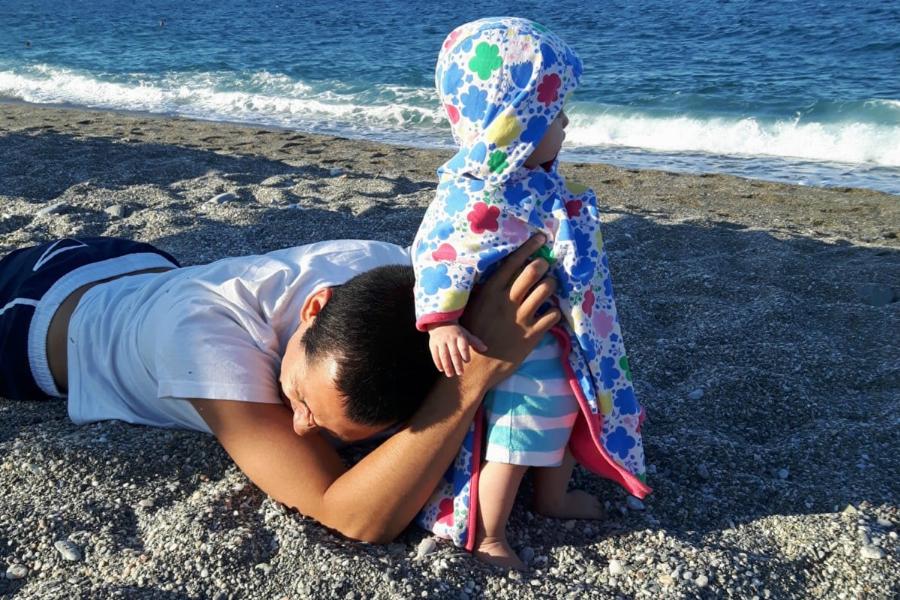 Ψηλός, επιτυχημένος και κούκλος: Αυτός είναι ο αδερφός του Σωτήρη Κοντιζά, ο Κοσμάς και μοιάζουν σαν δύο σταγόνες νερό