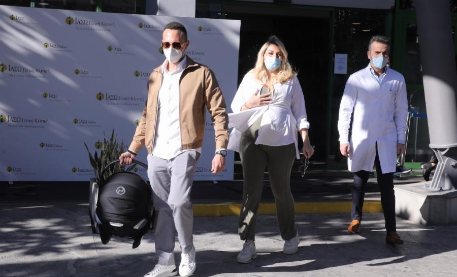 «Το μωρό μοιάζει στον Βασίλη»: Δάκρυα χαράς για  τη Κωνσταντίνα Σπυροπούλου μόλις βγήκε από το μαιευτήριο