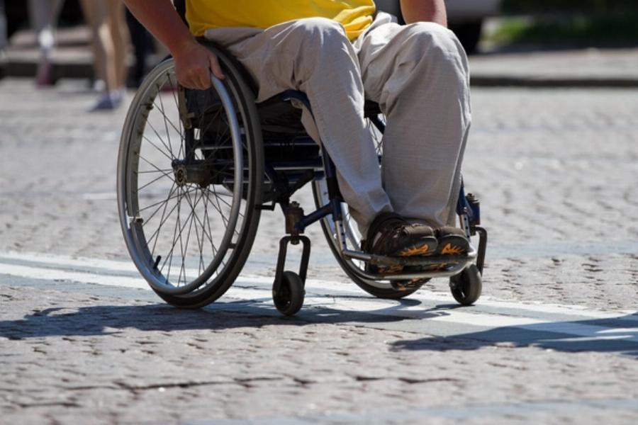 Χωρισμένος πατέρας αποκαλύπτει: «Εσύ είσαι με το αναπηρικό καροτσάκι, πώς να μπούμε; Είναι κυριλέ το μαγαζί!» μου είπε στο πρώτο ραντεβού