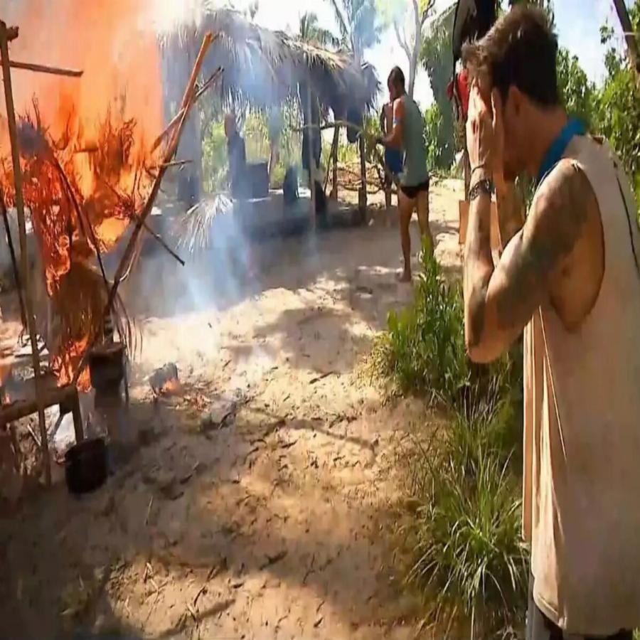 Φωτιά στην καλύβα των μαχητών, «φωτιά» και στους διάσημους: Η Ασημίνα πιάστηκε με κινητό στο Survivor All Star