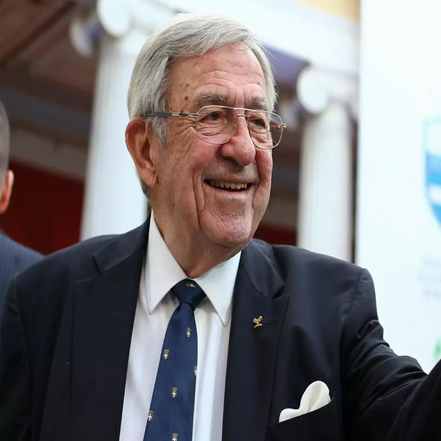 Το δίλημμα που επικρατεί: Πρέπει να κηδευτεί με τιμές αρχηγού κράτους ο τέως βασιλιάς Κωνσταντίνος;