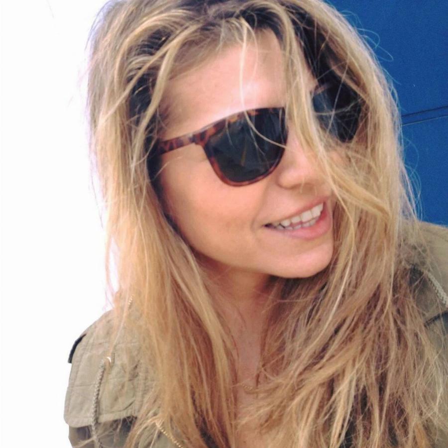 Το κορίτσι – φαντασίωση του καιρού: Η Μαρία Σινιώρη φωτογραφίζεται και εντυπωσιάζει 15 χρόνια μετά την «εξαφάνιση»