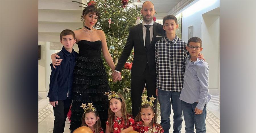 Μια λαμπερή οικογένεια: Βασίλης Σπανούλης και Ολυμπία Χοψονίδου ποζάρουν με τα παιδιά τους όλοι μαζί για τις γιορτές
