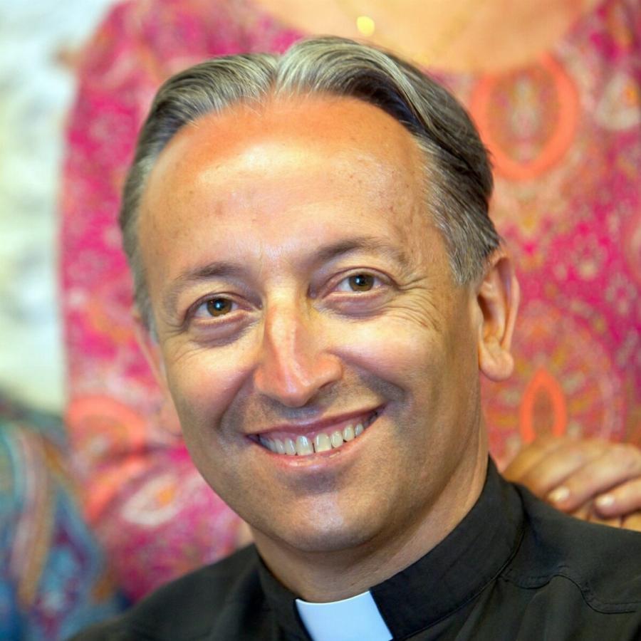 Τύφλα να έχει το Tinder: Η περίεργη ιστορία του ιερέα που έχει κάνει πάνω από 270 πετυχημένα προξενιά με 0 διαζύγια