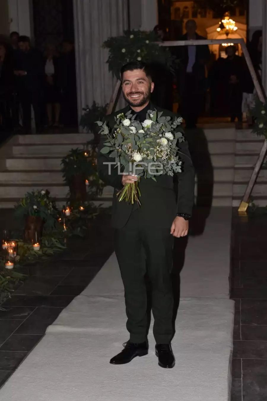 Ανέβηκαν τα σκαλιά της εκκλησίας: Ο «Θανάσης» από το «Ευτυχισμένοι Μαζί» παντρεύτηκε την αγαπημένη του με παράνυφο το αγοράκι τους