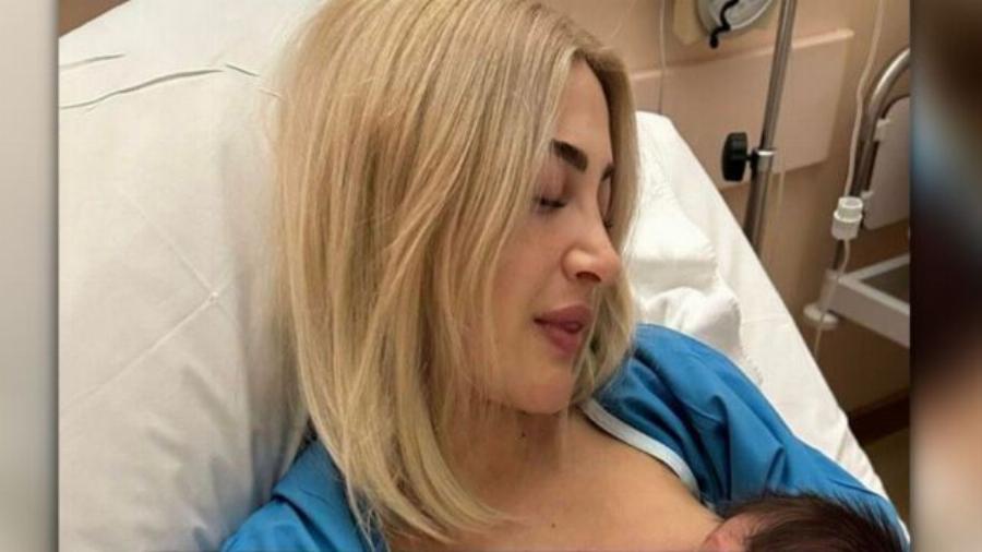 «Αλλάζει σιγά σιγά»: Η Ιωάννα Τούνη με τον Δημήτρη Αλεξάνδρου στο σπίτι στην Αθήνα, μαζί με τον γιο τους