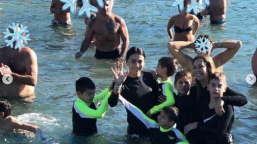 Περήφανος σύζυγος ο Βασίλης Σπανούλης: H Ολυμπία Χοψονίδου βούτηξε να πιάσει τον σταυρό μαζί με τα έξι παιδιά της