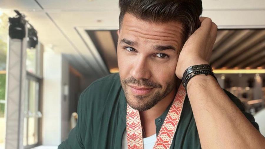 Έμεινε άφωνος ο τραγουδιστής: Η στιγμή που πολυέλαιος πέφτει στον Γιώργο Τσαλίκη ενώ τραγουδά σε νυχτερινό κέντρο