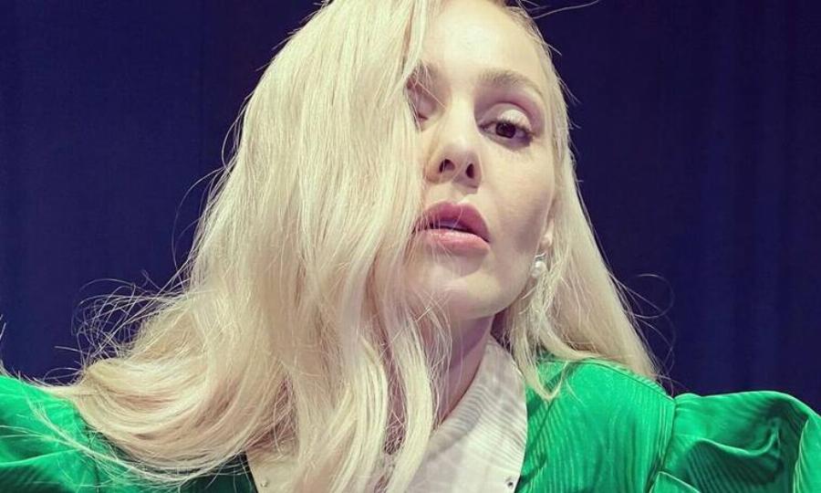 Δεν την αναγνώρισε κανείς: Η ανατρεπτική εμφάνιση της Τάμτα με πορτοκαλί αγορέ μαλλί στη σκηνή, δίπλα στη Άννα Βίσση