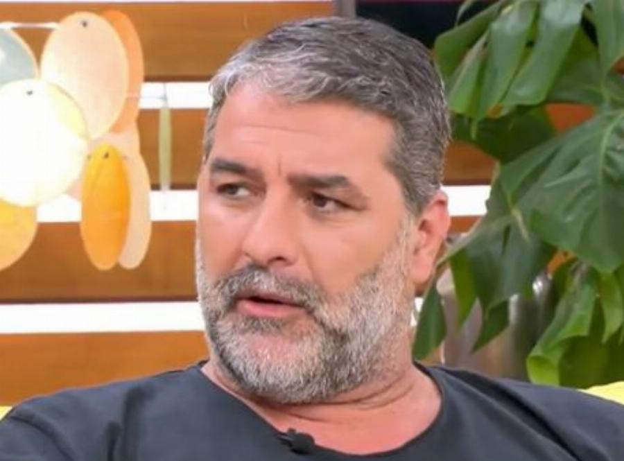 Αδύνατος, χωρίς γένια και κουρεμένος με τη ψιλή: Αγνώριστος ο Βασίλης Μπισμπίκης σε μια σπάνια φωτογραφία που κυκλοφορεί