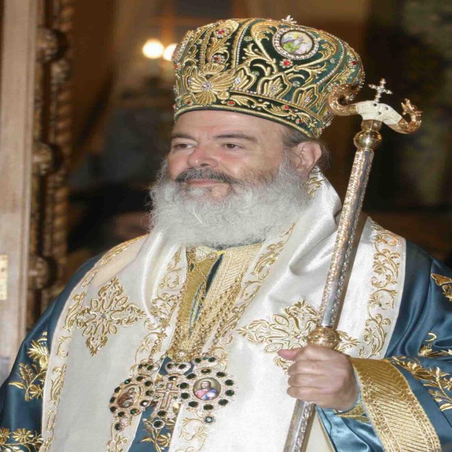 Είτε με χιόνια είτε με καύσωνα: Εδώ και 15 χρόνια αυτή η γυναίκα φροντίζει καθημερινά τον τάφο του Αρχιεπισκόπου Χριστόδουλου