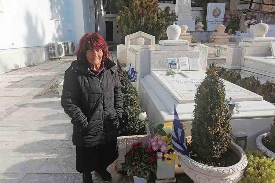 Είτε με χιόνια είτε με καύσωνα: Εδώ και 15 χρόνια αυτή η γυναίκα φροντίζει καθημερινά τον τάφο του Αρχιεπισκόπου Χριστόδουλου