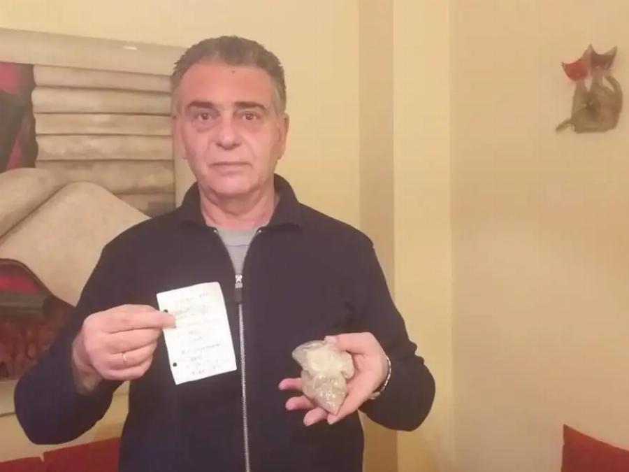 Δεν πίστευε στα μάτια του: Βρήκε σακουλάκι με φυλαγμένο χώμα από την Μικρά Ασία στο εικονοστάσι της μητέρας του