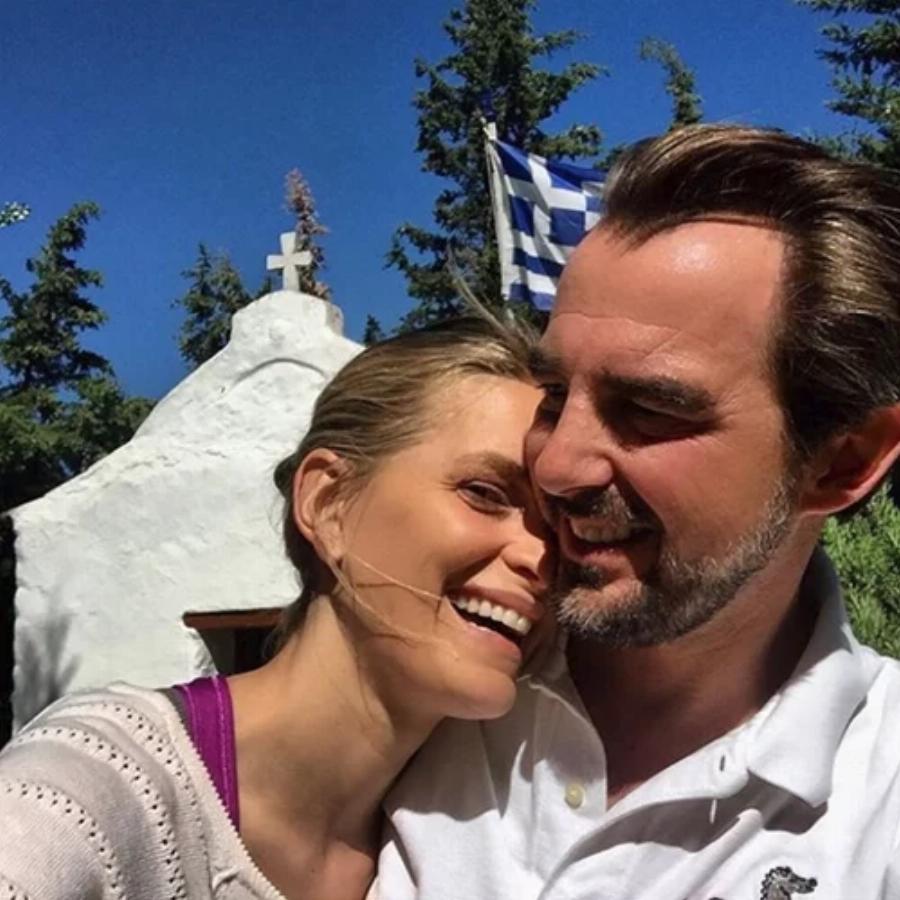 Σαν να βγήκε από παραμύθι: Αυτή είναι η τεράστια βίλα του Νικόλαου και της Τατιάνας Μπλάτνικ στα Βόρεια Προάστια