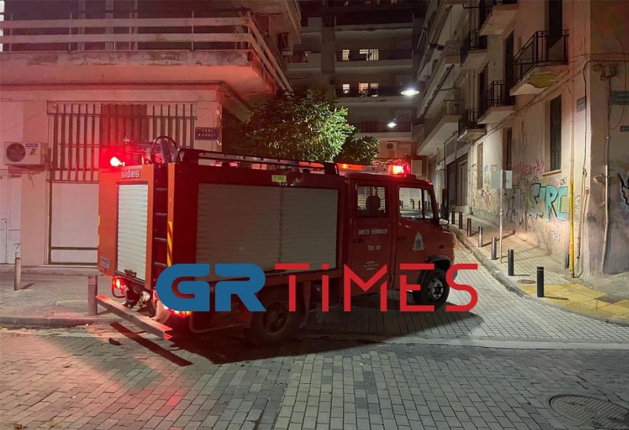 Φωτιά στη Θεσσαλονίκη: Άναψαν πυροτεχνήματα στο μπαλκόνι για να γιορτάσουν και «λαμπάδιασαν» την τέντα τους