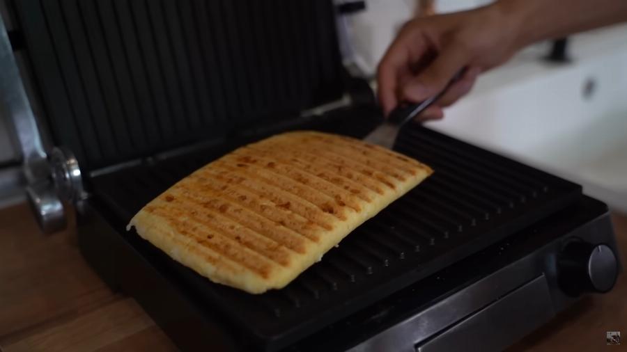 Η πιο νόστιμη τυρόπιτα της τεμπέλας: Χωρίς φύλλο, με φέτα και έτοιμη σε χρόνο μηδέν στη τοστιέρα