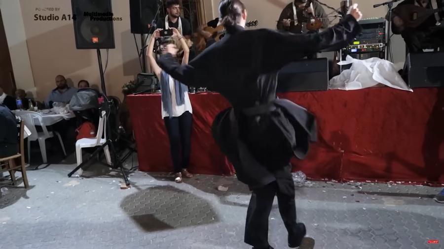 Πατέρας Ευγένιος: Ο Έλληνας ιερομόναχος που «γκρέμισε» το διαδίκτυο με τις απίστευτες ικανότητες του στον χορό