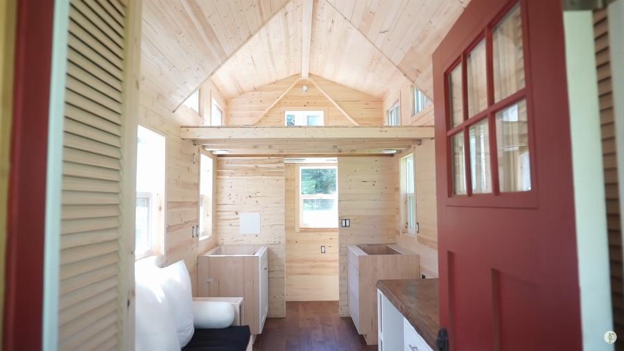 Πάει παντού και έχει όλες τις ανέσεις: Ο 21χρονος που έχτισε το δικό του σπίτι χωρίς δάνειο και το εσωτερικό του είναι ονειρικό