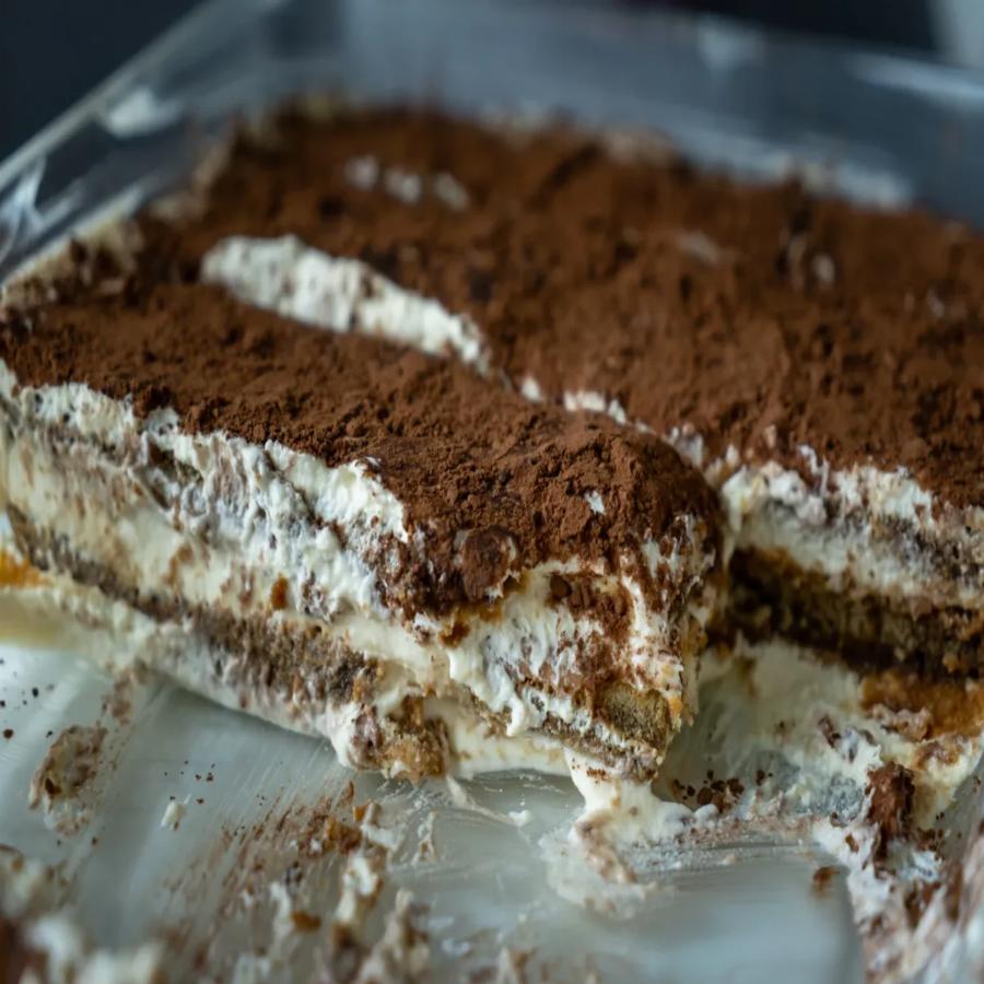 Μην πετάξετε τη βασιλόπιτα που περίσσεψε: Δημιουργήστε το απόλυτο γλυκό ψυγείου με μασκαρπόνε και σιρόπι σαν τιραμισού