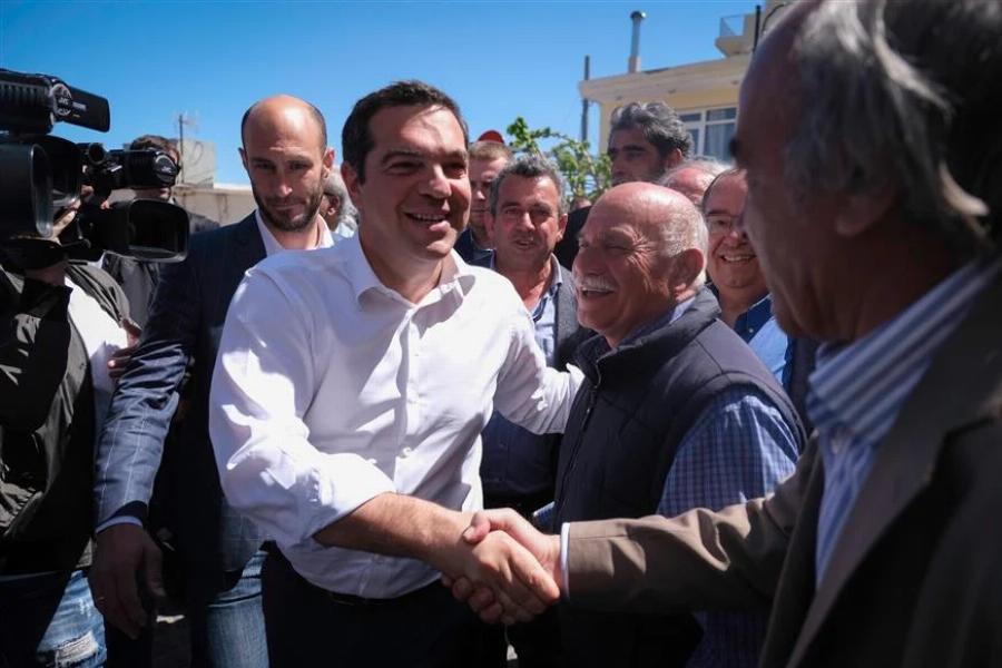 Δεν λογαριάζει το κρύο ο Αλέξης Τσίπρας: Βούτηξε στη θάλασσα για να πάρει «καθαρές αποφάσεις»