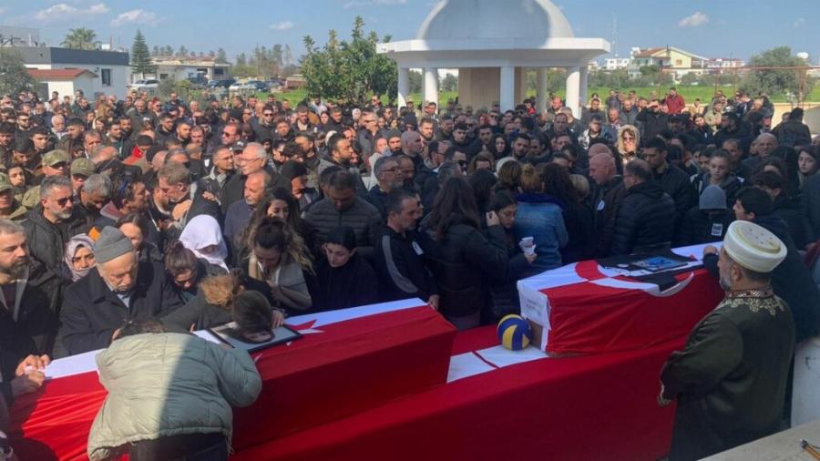 Λύγισαν και οι πέτρες: Με μία μπάλα βόλεϊ το τελευταίο αντίο στη σχολική ομάδα που χάθηκε στα ερείπια στη Τουρκία