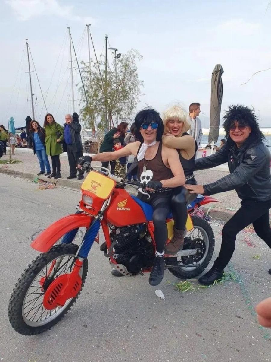 Όλο το διαδίκτυο μιλάει για αυτόν: Έλληνας δήμαρχος ντύθηκε Στάθης Ψάλτης και η ομοιότητα θα σας αφήσει άφωνους