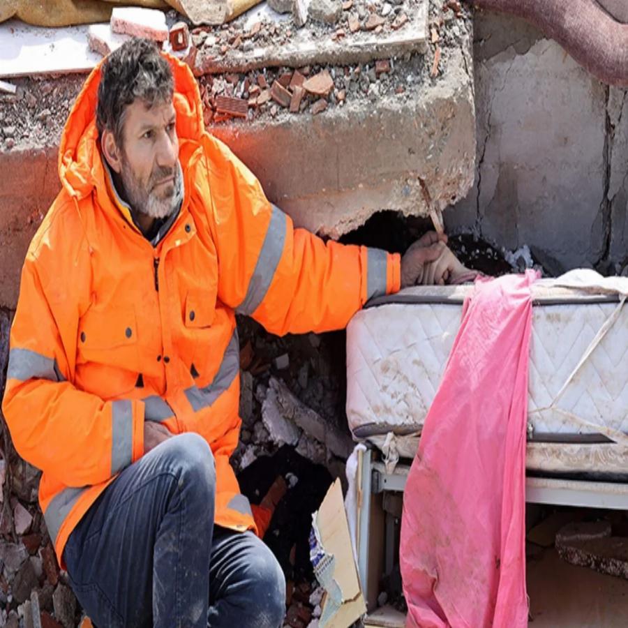 Σπαρακτικές εικόνες στη Τουρκία: Ο φωτογράφος που έκανε ολόκληρο τον πλανήτη να δακρύσει – “Είναι η κόρη μου, η Ερμάκ”