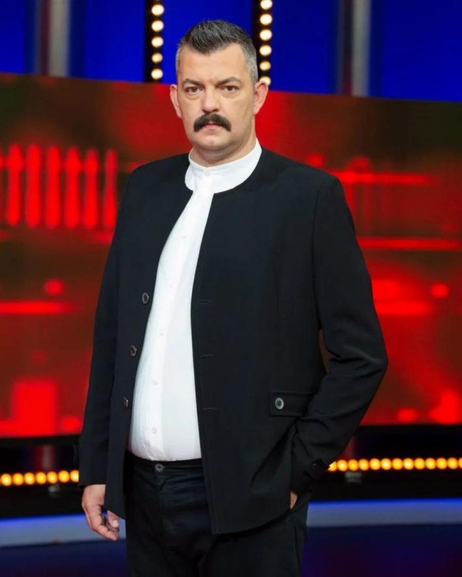 Eίναι 2,02 όμως «λιώνει» για την Ιωάννα του: Ποιο είναι «Βουνό» του «The Chase» που έχει εντυπωσιάσει με τις γνώσεις του