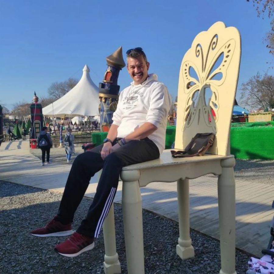 Eίναι 2,02 όμως «λιώνει» για την Ιωάννα του: Ποιο είναι «Βουνό» του «The Chase» που έχει εντυπωσιάσει με τις γνώσεις του